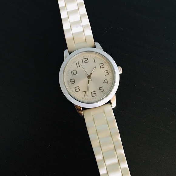 Beautiful white wristwatch adjustable one size - Picture 2 of 6
